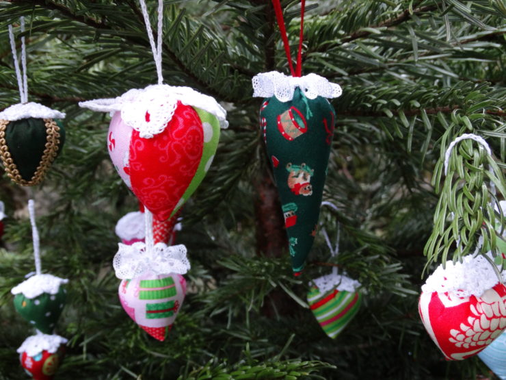 Christmas Tree Ornaments | Mud, Pies and Pins