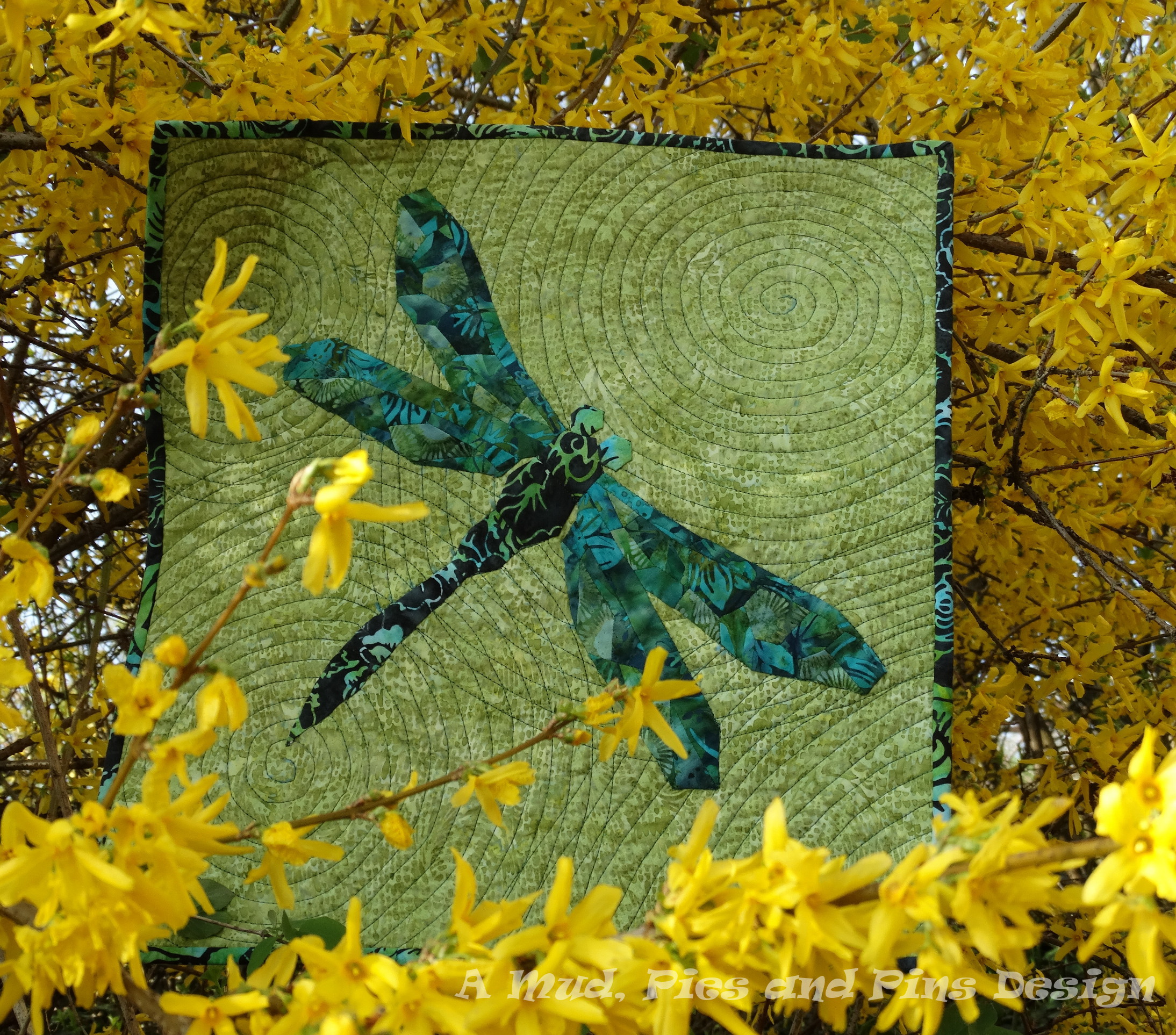 EPP dragonfly mini quilt "Flying in Circles" | Mud, Pies and Pins