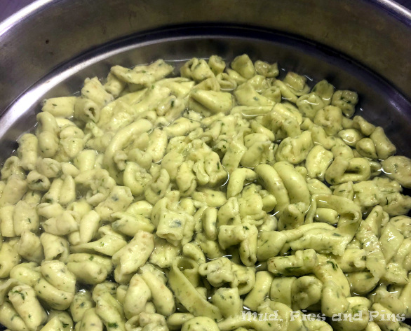 Homemade Bärlauch (Wild garlic/Ransoms) pasta | Mud, Pies and Pins